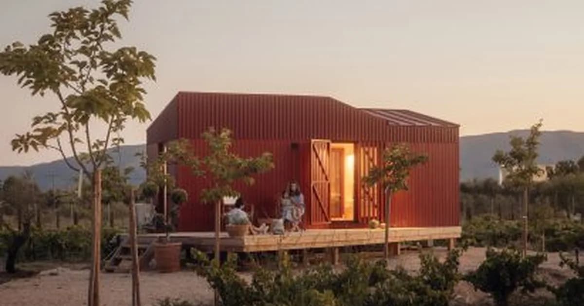 "Nothing is superfluous" in compact Greek holiday cabin by Kasawoo