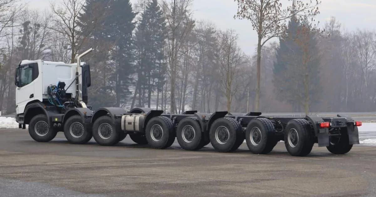 Disturbingly Long 16-Wheel-Drive Semi-Truck Looks Like a Centipede