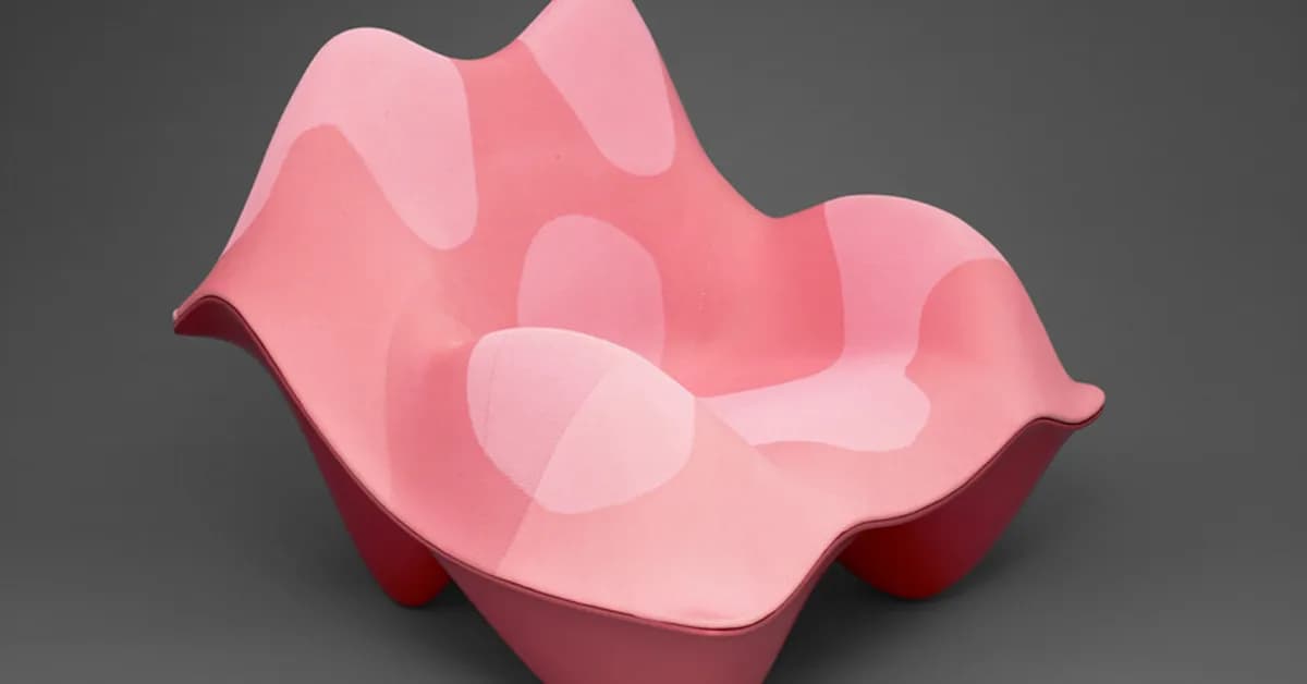 SAKE: Structured Agentic Knowledge Extrapolation for Complex LLM Reasoning via Reinforcement Learning