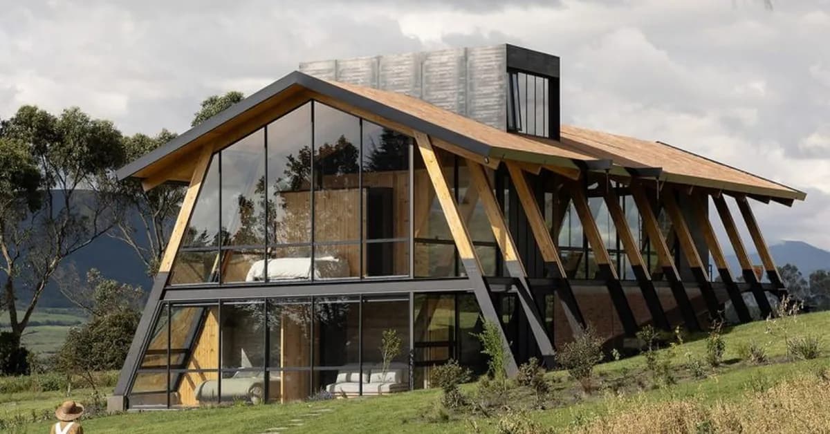 Taller General creates house that "emerges among volcanoes" in Ecuador