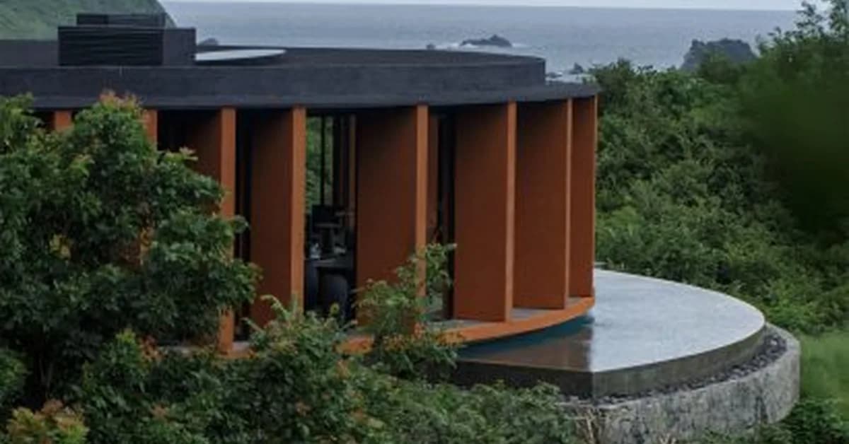 Earth-toned walls wrap circular home in Lombok
