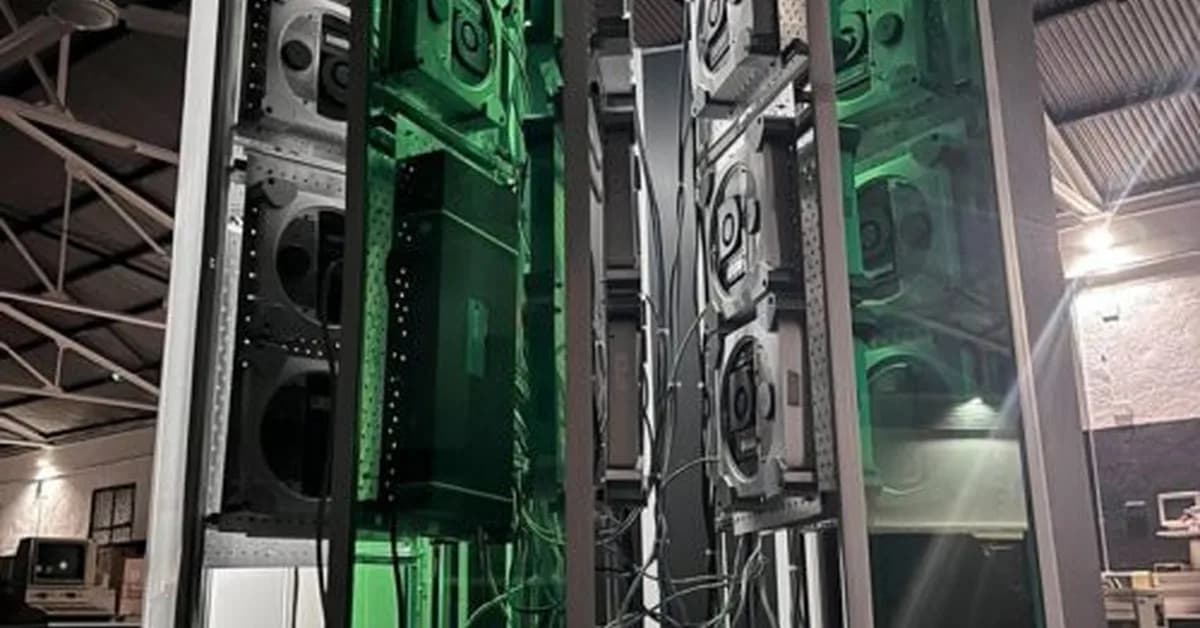 A Cray-1 supercomputer replica from 30 "obsolete" Mac Minis