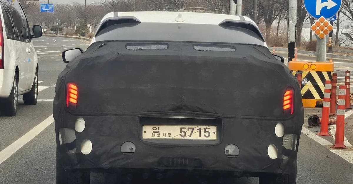 Kia's electric hot hatch caught in action for the first time [Images]