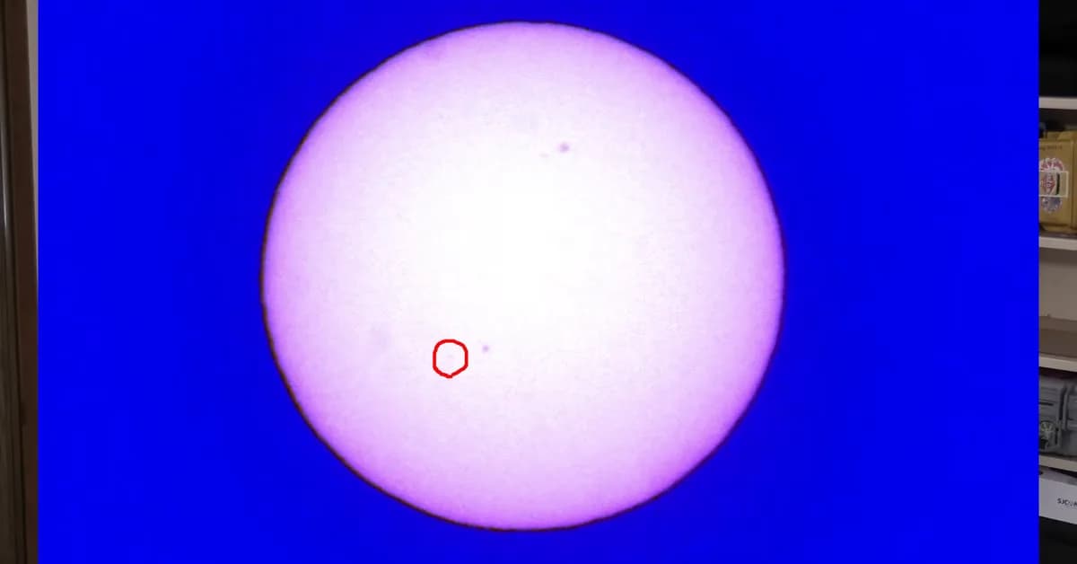 Photographing The ISS With A Thrift Store Lens Is Challenging