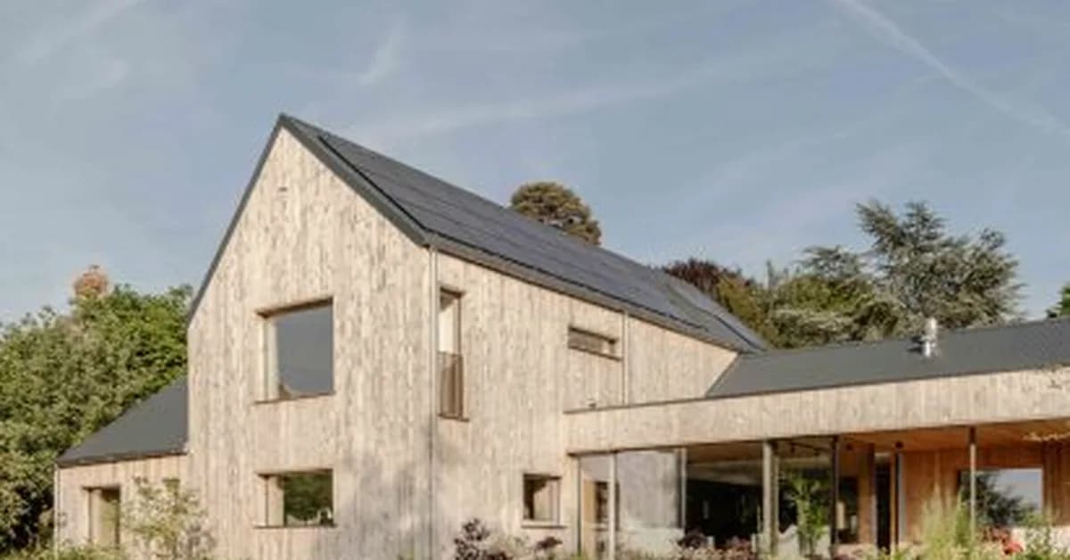 Gresford Architects clads low-carbon Oxfordshire bungalow in cedar wood
