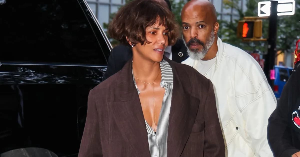 Chic Over-50s Know That Barrel-Leg Jeans Look Most Polished With Trainers In This Timeless Shade