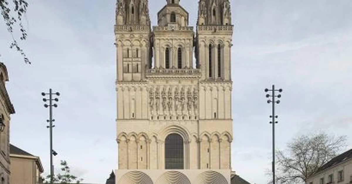 Kengo Kuma adds arched entrance to Angers Cathedral in France