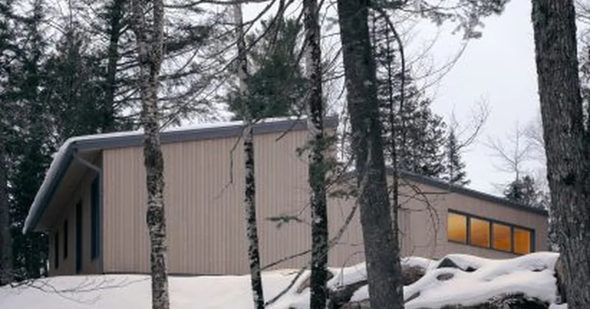 Ravi Handa Architect "mirrors the discovery" of woodland walks in Quebec house