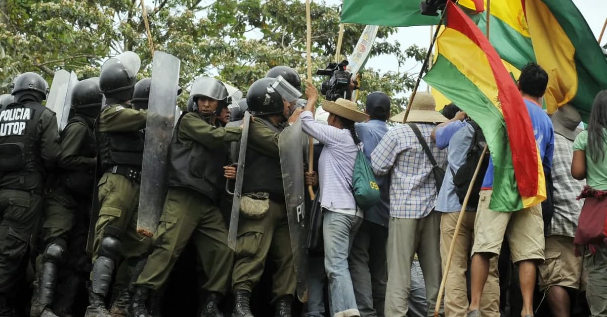 Bolivian police clash with protesters blocking roads
