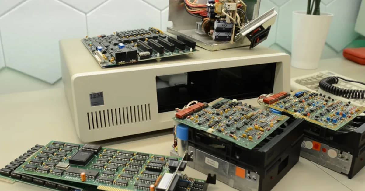 Cleaning an IBM 5150, And The Perfect Period PCB Soldermask