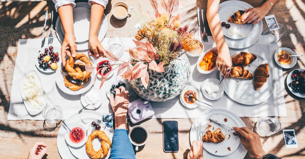 2 charts show how the highest and lowest earners spend their money