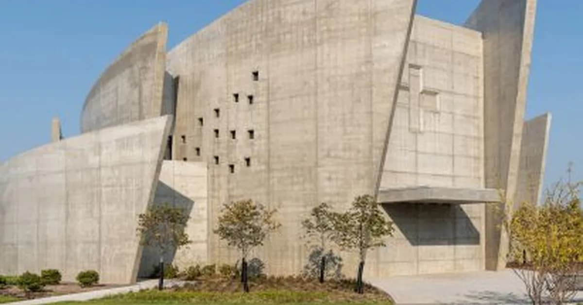 Design Alliance Architects raises curved concrete chapel in Missouri
