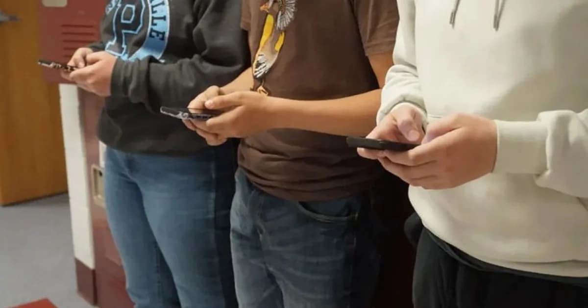 Illinois Governor Signs School Cellphone Ban to Avoid Student Distractions