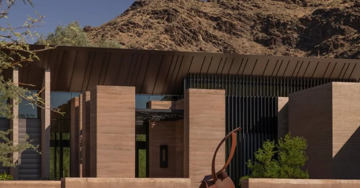 Rammed earth adds natural quality to Arizona home by Kendle Design Collaborative