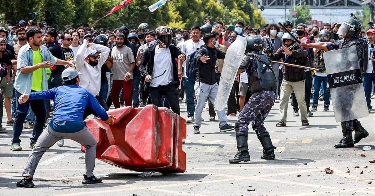 Fighting over a chicken in protest-hit La Paz