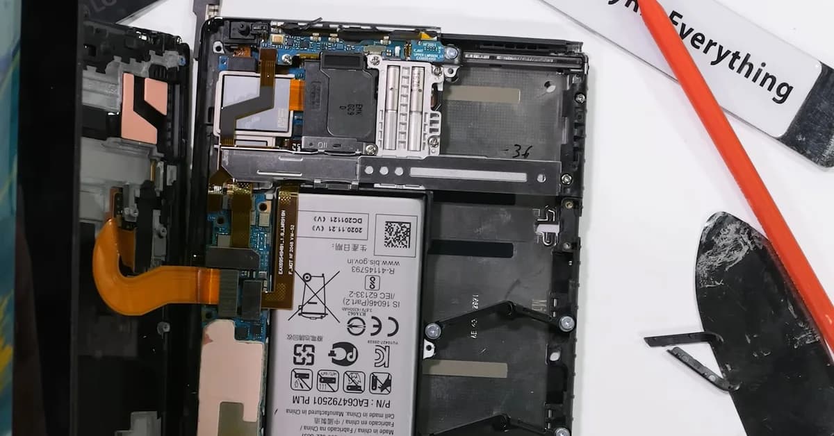 Hear Ye, Hear Ye! The Magic Of The Scroll-Like Phone Which Wast Not!