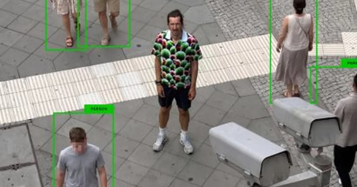 Simon Weckert creates Digital Camouflage shirt to avoid AI video surveillance