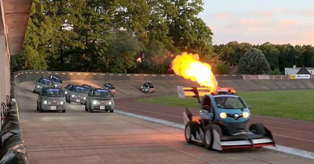 Behold the Fire-Spitting Twizy 'Unsafety Car' Leading a 100-Lap Citroen Ami Race on a Velodrome