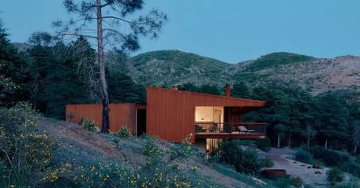 Faulkner Architects designs California house around fire and water