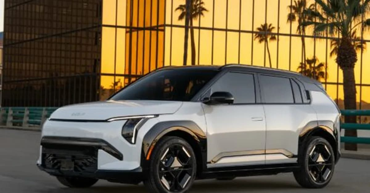 Kia shows off small cars in NY: The 2027 EV3 and 2027 Seltos Hybrid