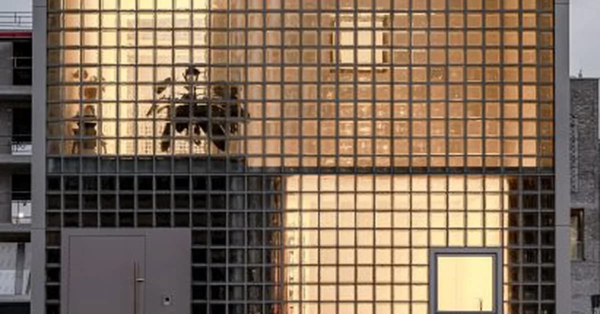 Studioninedots fronts skinny Amsterdam home with glass blocks