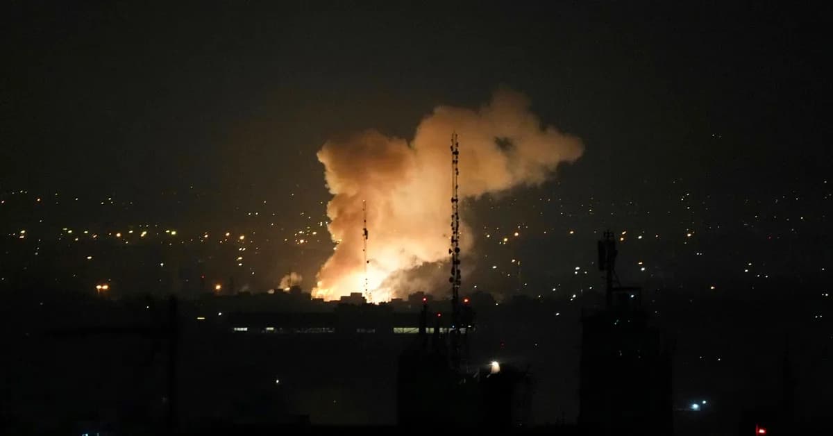 US threatens 'devastating' response to any Iran attack on shipping