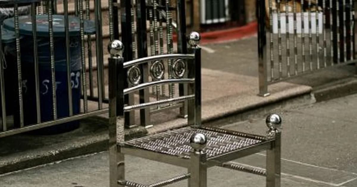 Han Seungmin creates chair from the stainless-steel fences of Brooklyn