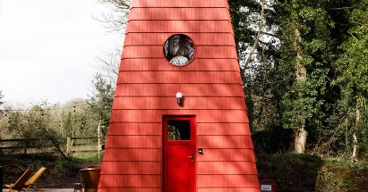 Reds shingles create "sense of personality and wonder" at Cucu cabin by Studio Bucky