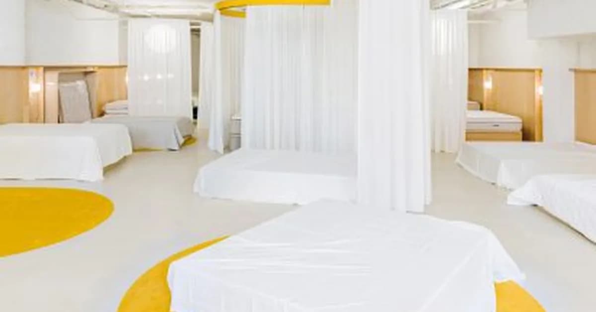 Yellow accents highlight different routes through Madrid mattress store