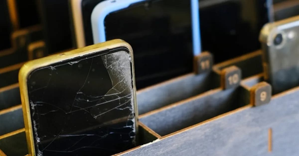 New Report Card Grades States on Laws Banning Phones in Schools