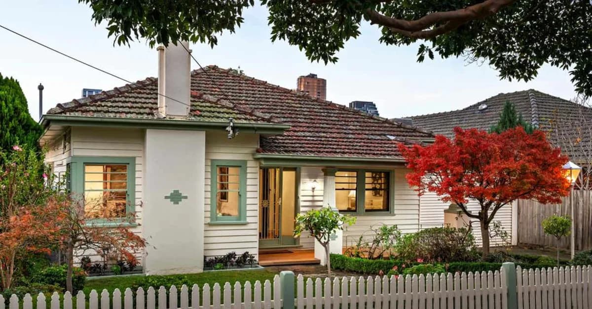 Three buyers chase Melb home after holding back at auction