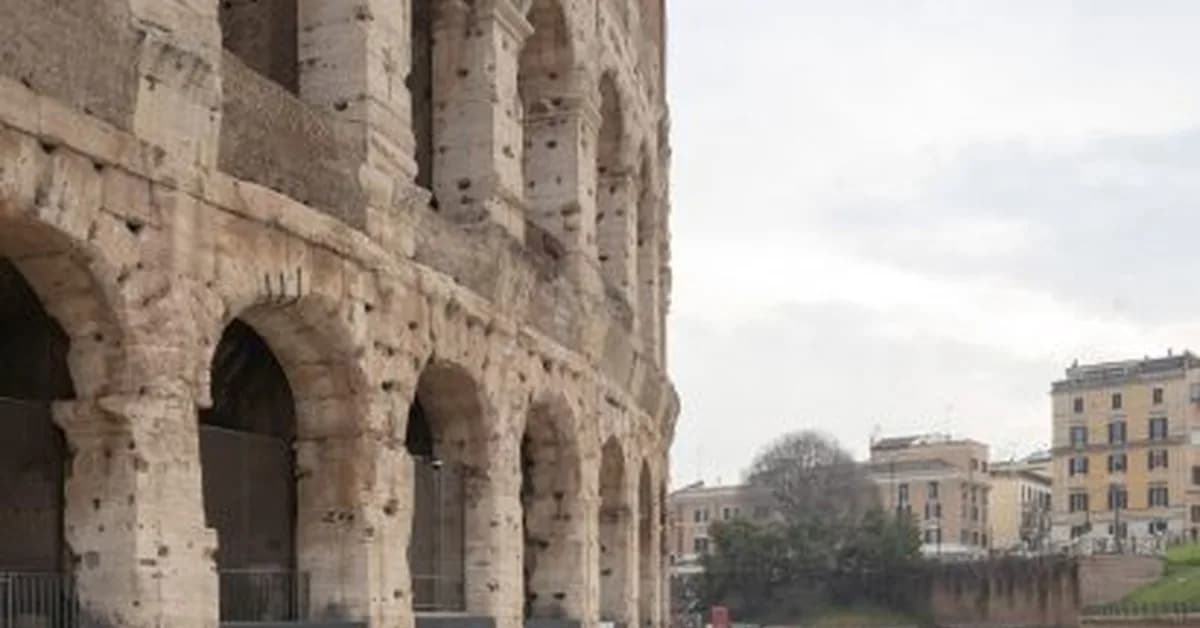 Stefano Boeri creates travertine piazza alongside Colosseum