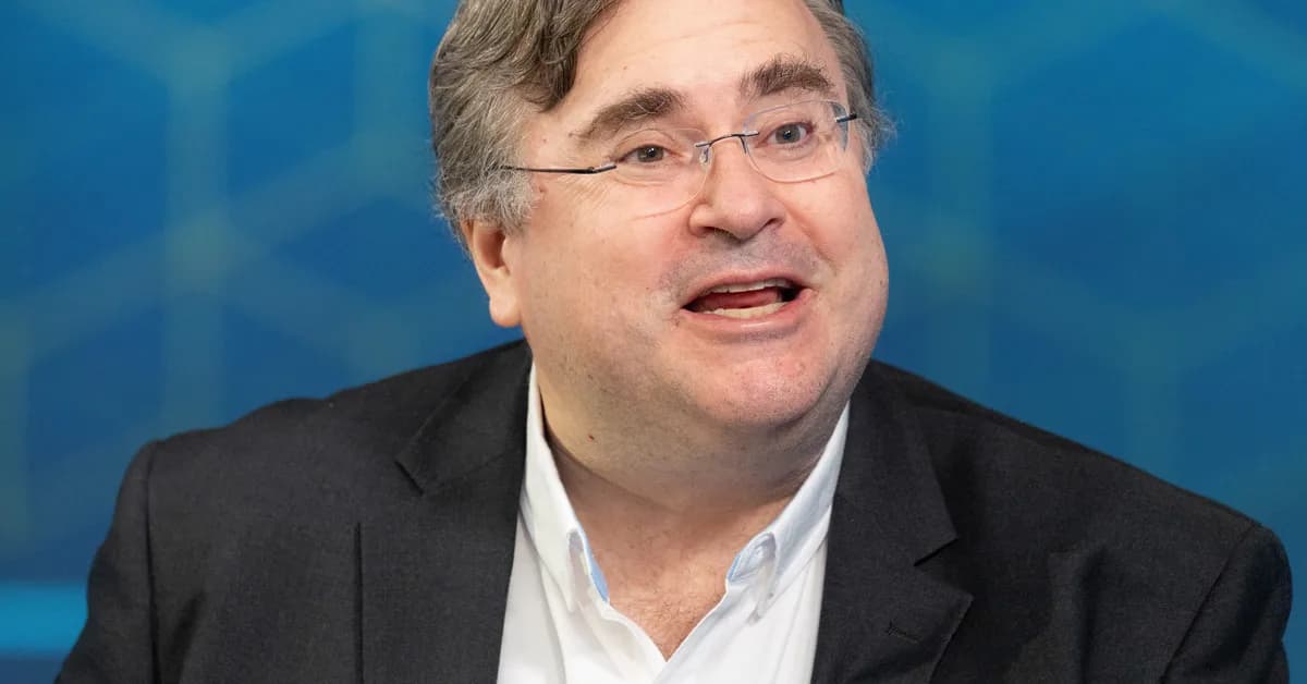 Reid Hoffman says leaders need to update their AI strategy. His advice: weekly check-ins.