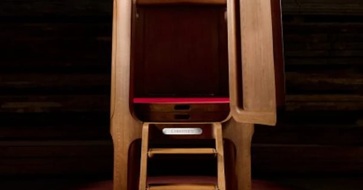 Dezeen Agenda features Jony Ive-designed oak rostrum