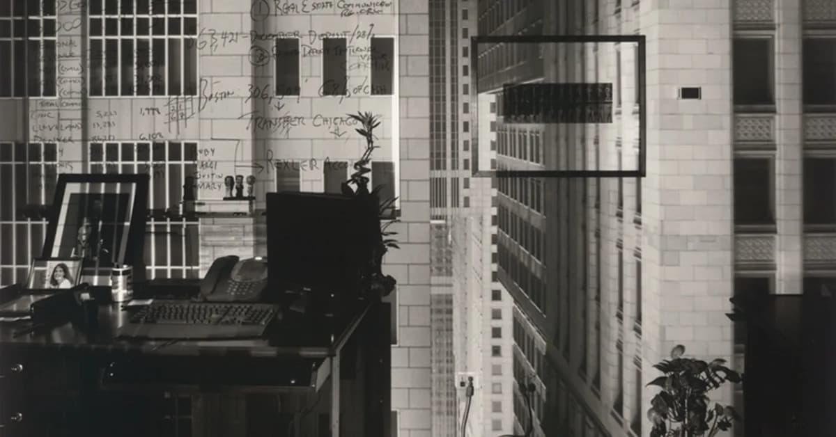 Hierarchical Textual Knowledge for Enhanced Image Clustering