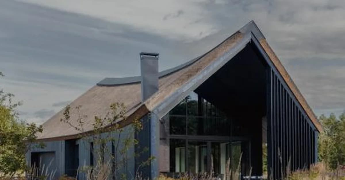 OAD tops barn-like summer home with thatch roof