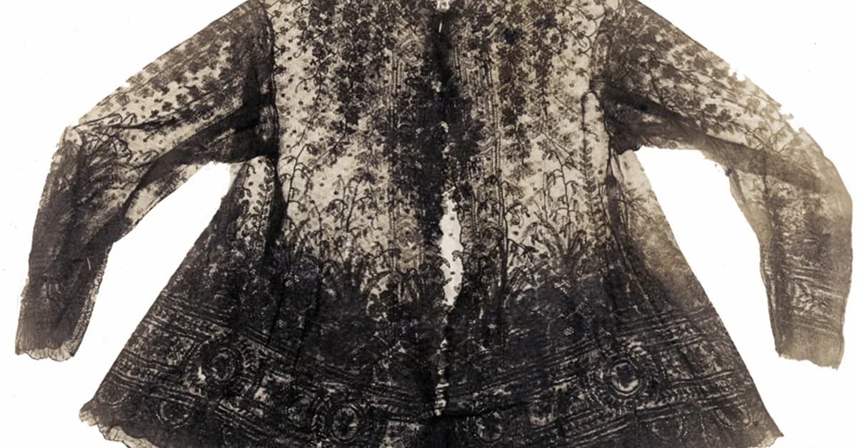 Classification of Epileptic iEEG using Topological Machine Learning