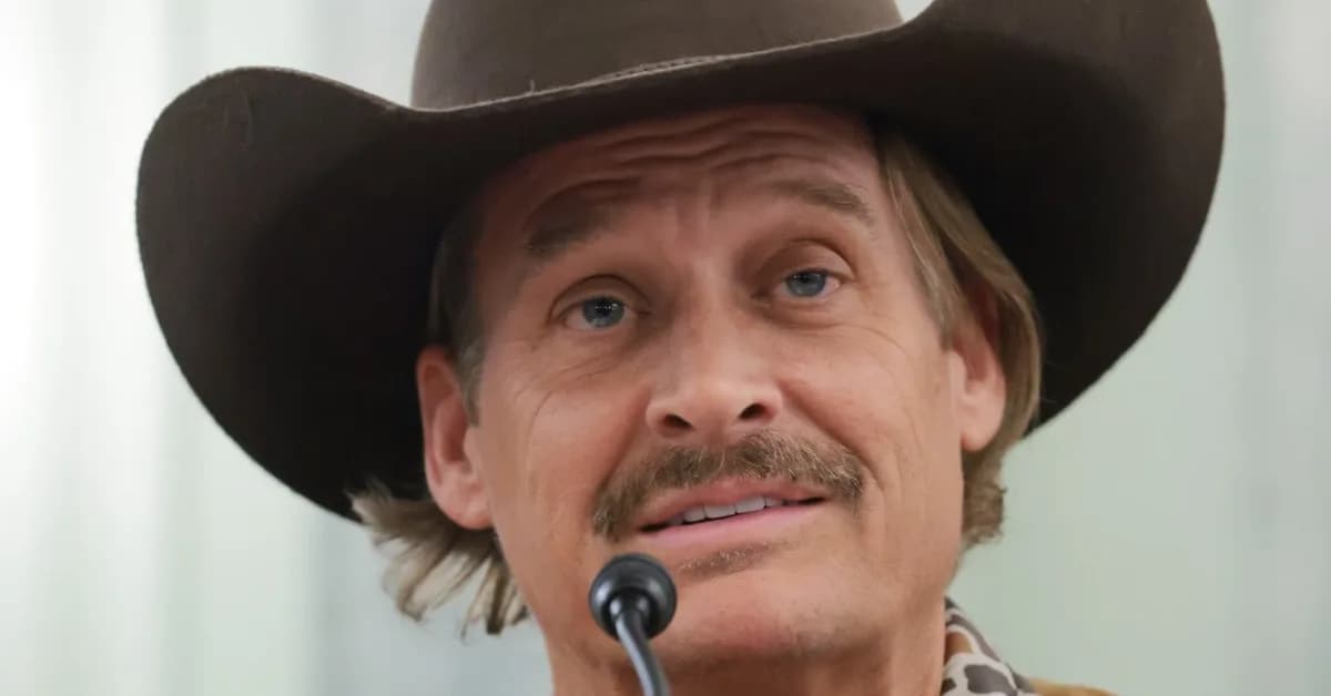 Kid Rock wastes taxpayer dollars on Apache helicopter joyride