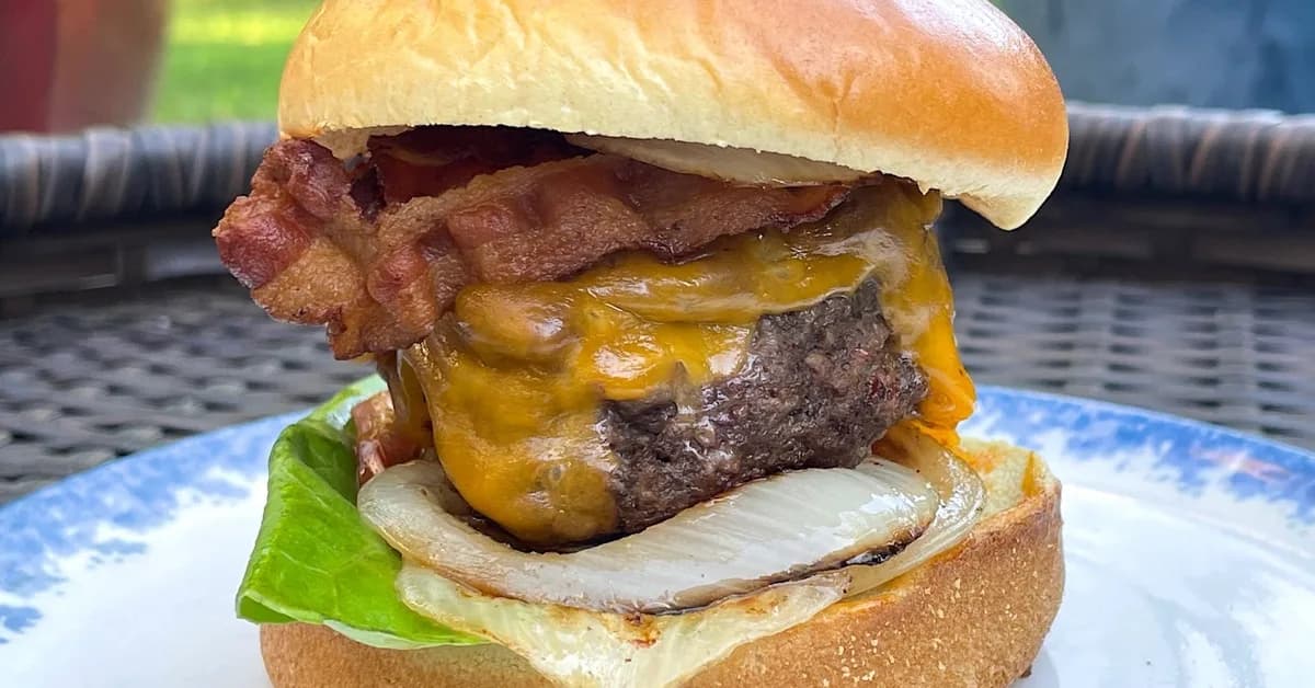I made Gordon Ramsay's 'perfect' 10-minute burger, and it tasted restaurant-worthy