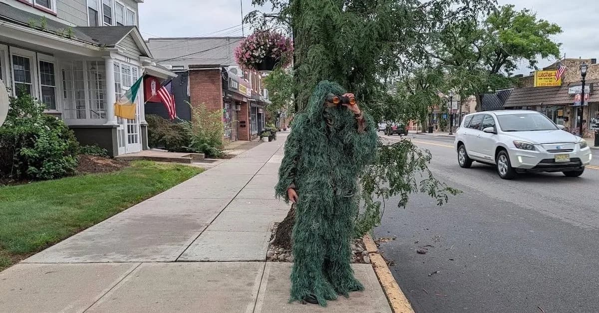 Cops Imitating Plants Catch 74 Drivers on Their Phones in Six Hours