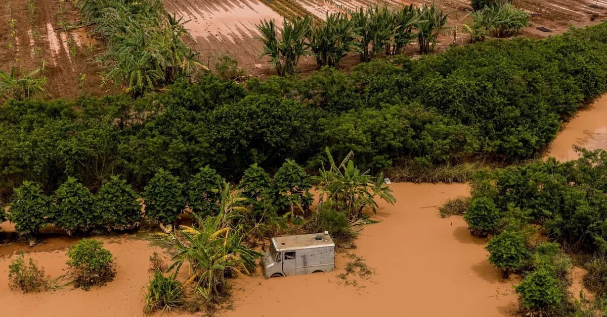 Historic Hawaii Flooding Causes Estimated $1 Billion in Damage, Thousands Without Power