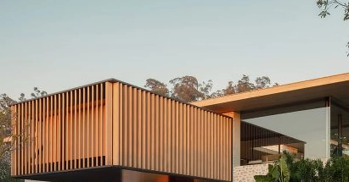Studio Arthur Casas affixes dramatic cantilever to Brazilian house