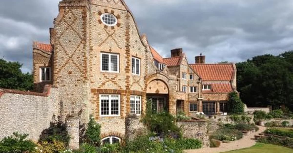 Ten iconic Arts and Crafts houses that show "the humanisation of the handmade"