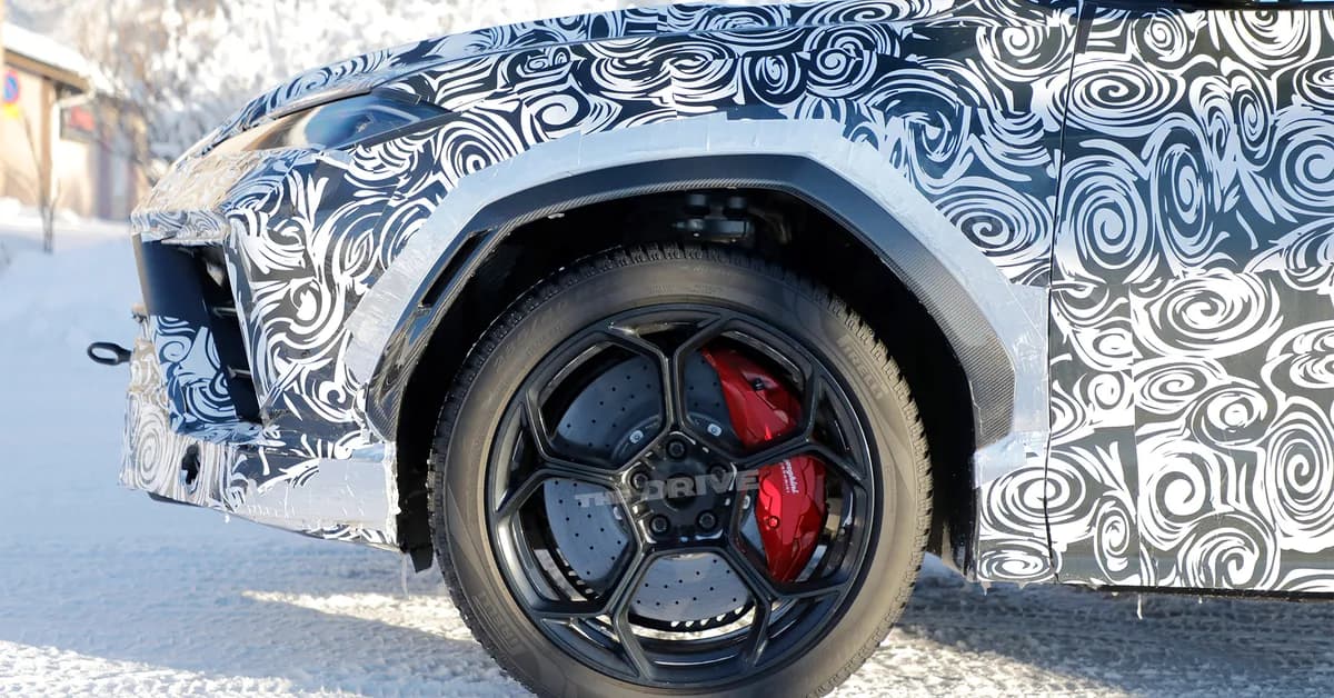 2027 Lamborghini Urus SE Performante Spied Testing With Big Light Bar on the Roof