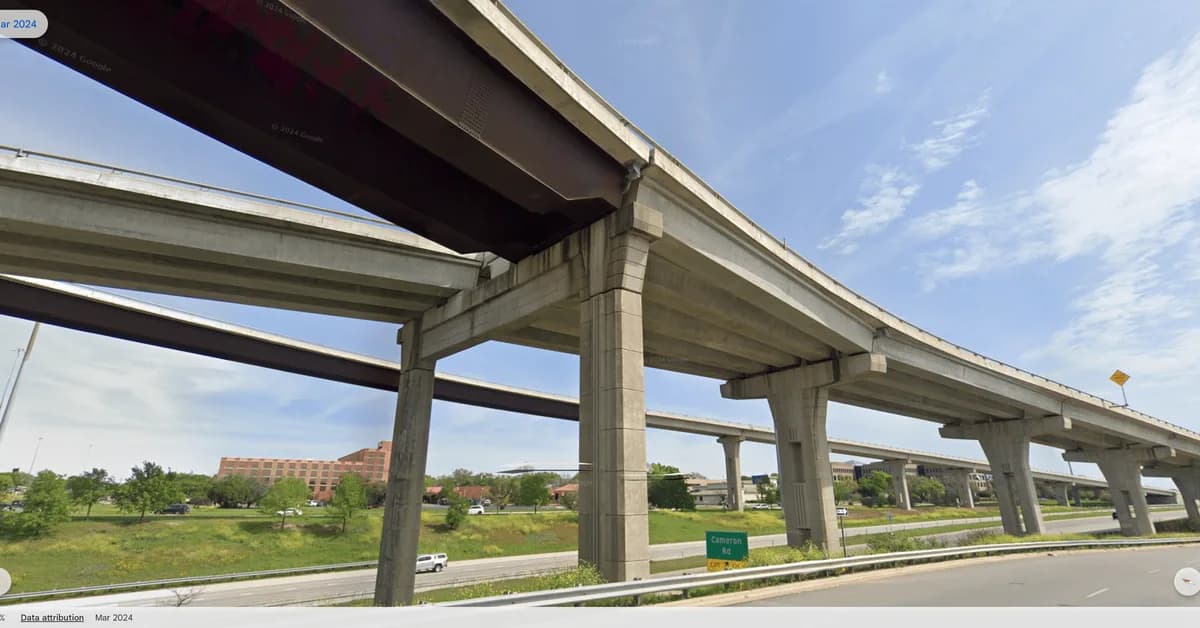 Texas DOT Says I-35 Overpass That's Obviously Splitting Is 'Structurally Sound'