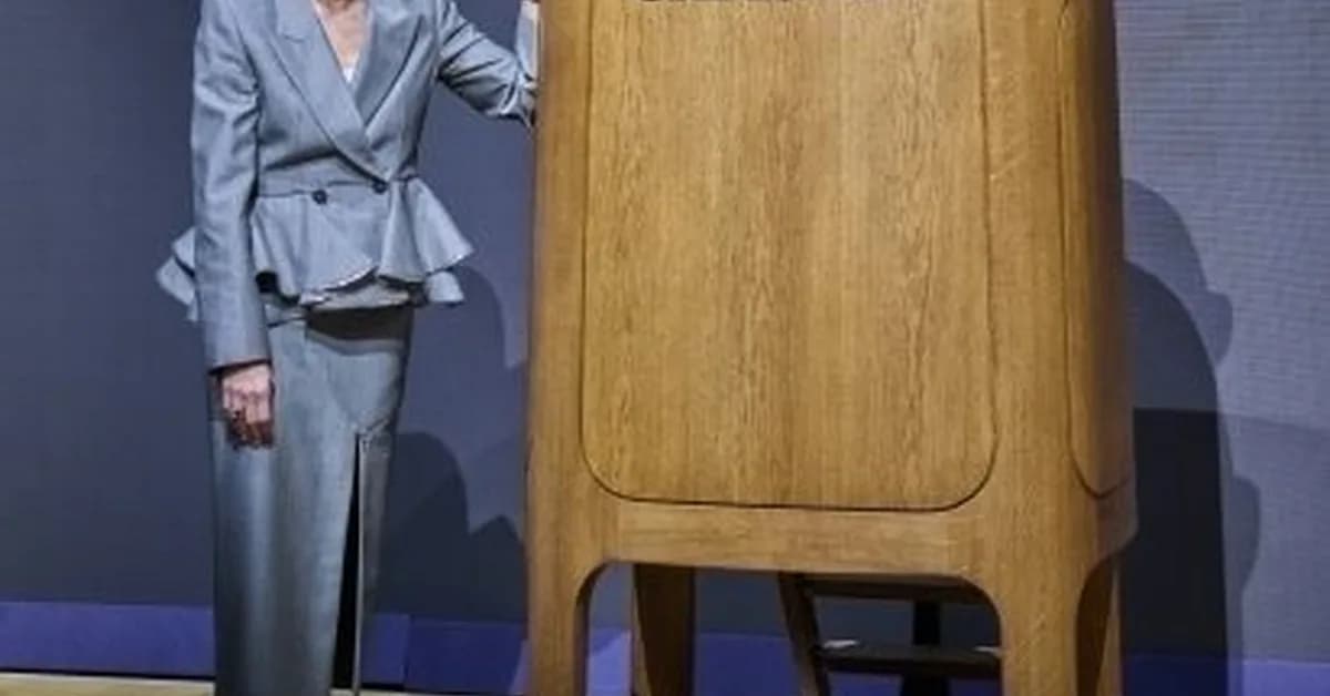 Jony Ive designs oak rostrum for Christie's auction house