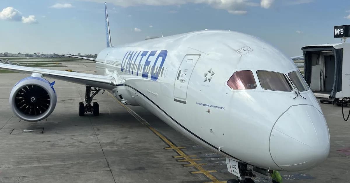 Oops: United Airlines Pilot Caught On Hot Mic Cursing Out Flight Attendants