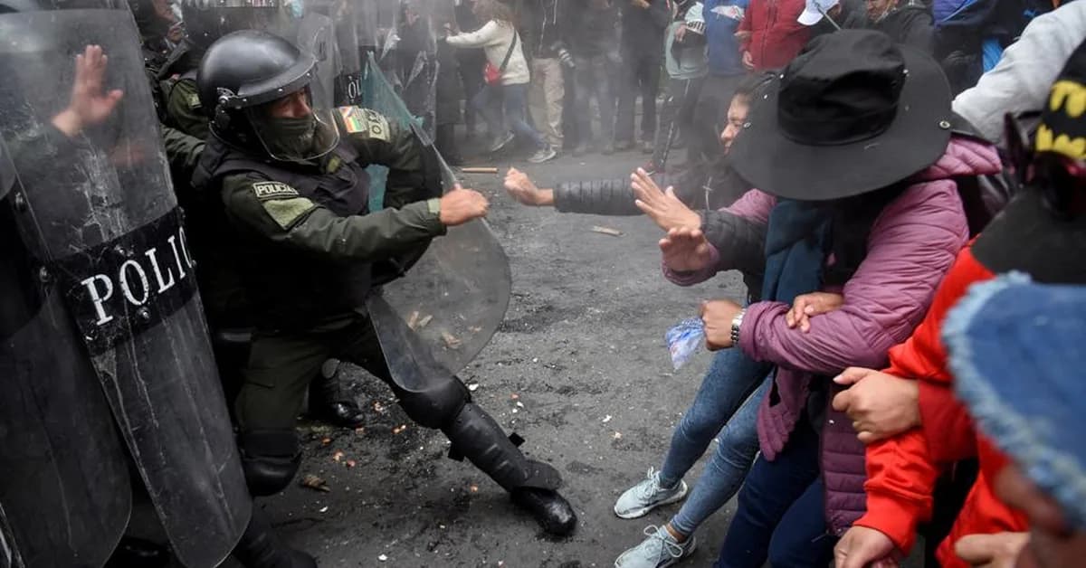 Bolivia protest sees violent clashes, looting in La Paz