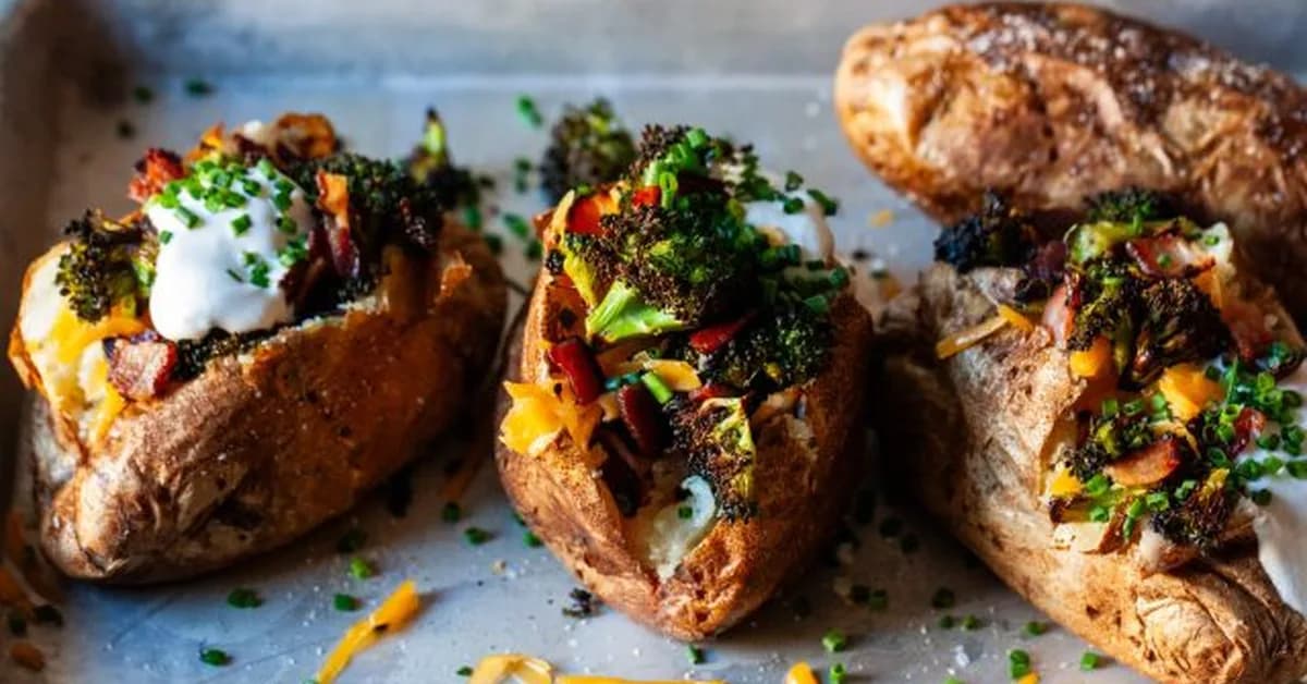 baked potatoes with crispy broccoli and bacon
