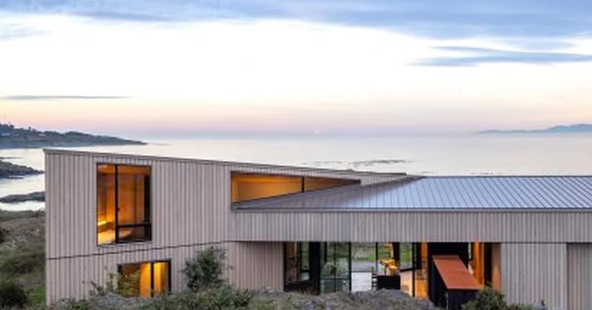 Heliotrope tucks False Bay house into rocky site on a Washington island